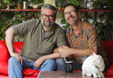Kevin Johansen y Liniers: por qué Fernando Peña los “presentó”, la influencia de Les Luthiers y un disco de colección