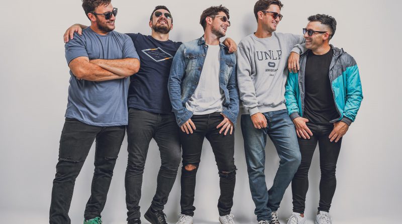 EL VISTO presenta el videoclip de «Común Big Bang» junto a Andando Descalzo