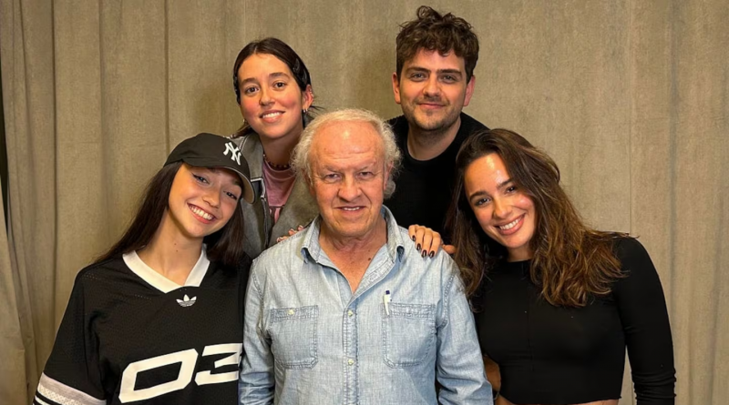 César “Banana” Pueyrredón debuta en el teatro con Flor Jazmín y Leti Siciliani en “La llamada”