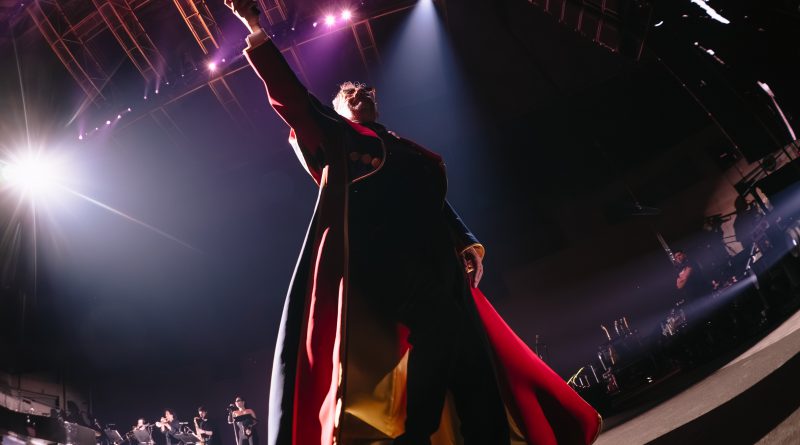 FITO PAÉZ ABRIÓ EL TELÓN DE SU NUEVO TOUR «PÁEZ TECKNICOLOR» CON UN EMOCIONANTE CONCIERTO EN BARCELONA