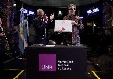 FITO PAEZ RECIBIÓ EL TÍTULO DOCTOR HONORIS CAUSA DE LA UNIVERSIDAD NACIONAL DE ROSARIO
