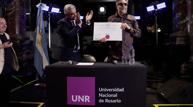 FITO PAEZ RECIBIÓ EL TÍTULO DOCTOR HONORIS CAUSA DE LA UNIVERSIDAD NACIONAL DE ROSARIO