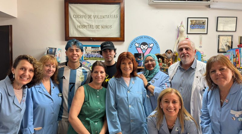 LUCK RA Y SPREEN PALPITARON LA NAVIDAD VISITANDO A LOS NIÑOS INTERNADOS DEL HOSPITAL GUTIÉRREZ ENTREGANDO REGALOS