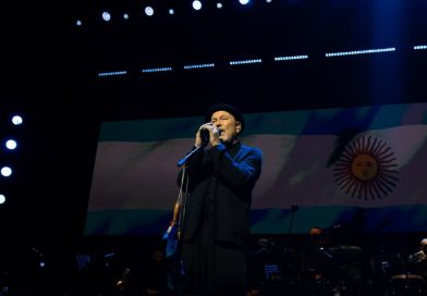 RUBÉN BLADES HIZO HISTORIA CON UN MOVISTAR ARENA AGOTADO, A PURO RITMO, SALSA Y EMOCIÓN
