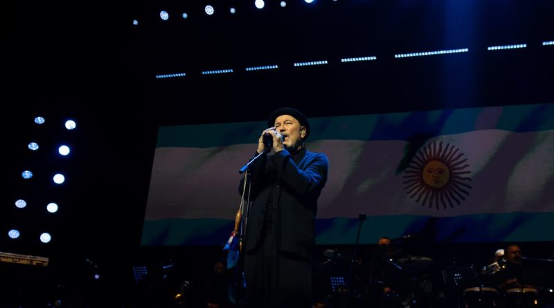 RUBÉN BLADES HIZO HISTORIA CON UN MOVISTAR ARENA AGOTADO, A PURO RITMO, SALSA Y EMOCIÓN