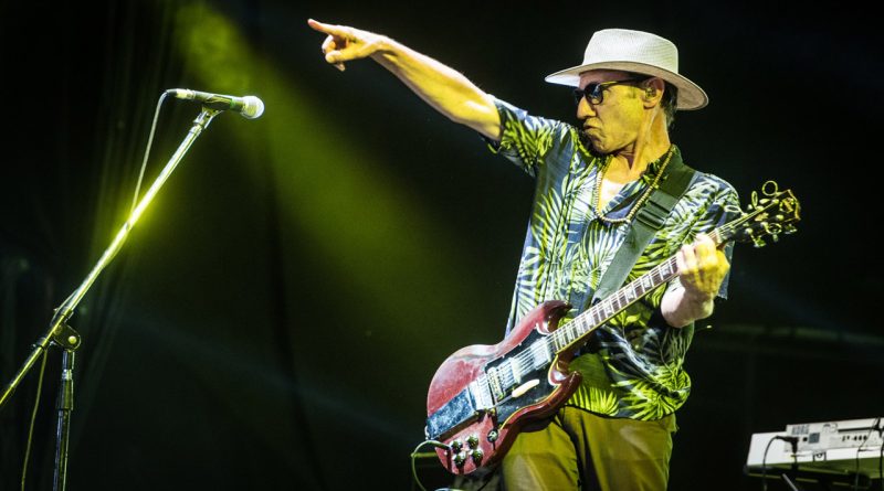 En “Rebelión en la jaula”, su nuevo single, Skay Beilinson le hace un guiño a Jimi Hendrix